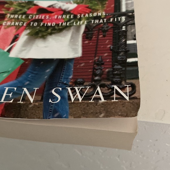 🎄Christmas at Tiffany’s - Paperback Book - Picture 4 of 4